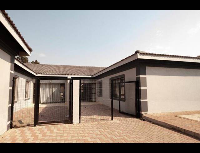 6 BEDROOM HOUSE FOR SALE IN VERWOERDPARK